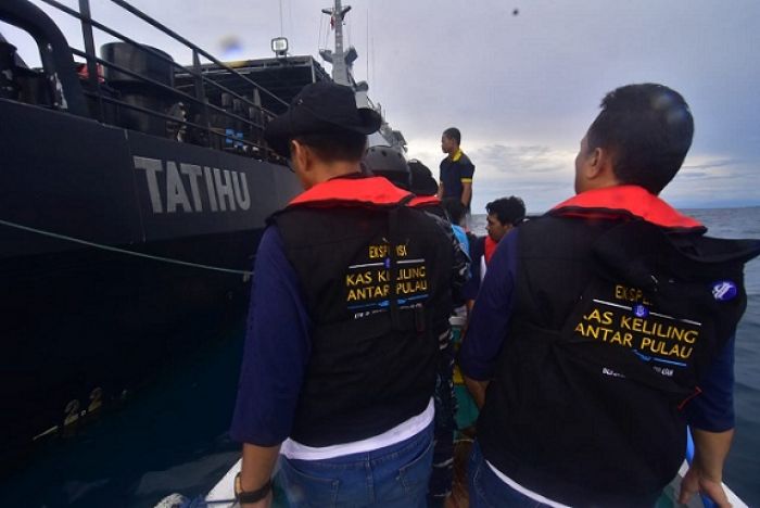 KRI Tatihu Sukses Lakukan Ekspedisi Kas Keliling BI di Pulau Terpencil Indonesia KRI Tatihu Sukses Lakukan Ekspedisi Kas Keliling BI di Pulau Terpencil Indonesia