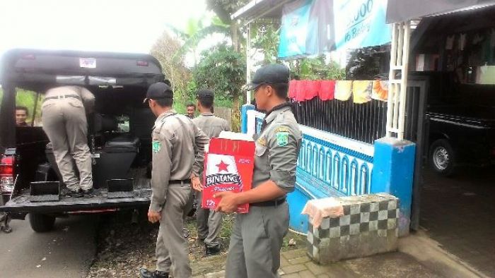 Ratusan Botol Miras Diamankan Satpol PP Pasuruan dari Razia di Tutur