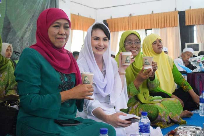 Bersama Ribuan Warga Muslimat NU, Khofifah-Arumi Doakan Palestina Bersama Ribuan Warga Muslimat NU, Khofifah-Arumi Doakan Palestina
