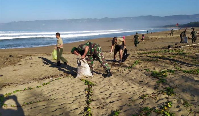 Dandim Pacitan Pimpin Aksi Pungut Sampah di Pantai Pancer Door Dandim Pacitan Pimpin Aksi Pungut Sampah di Pantai Pancer Door