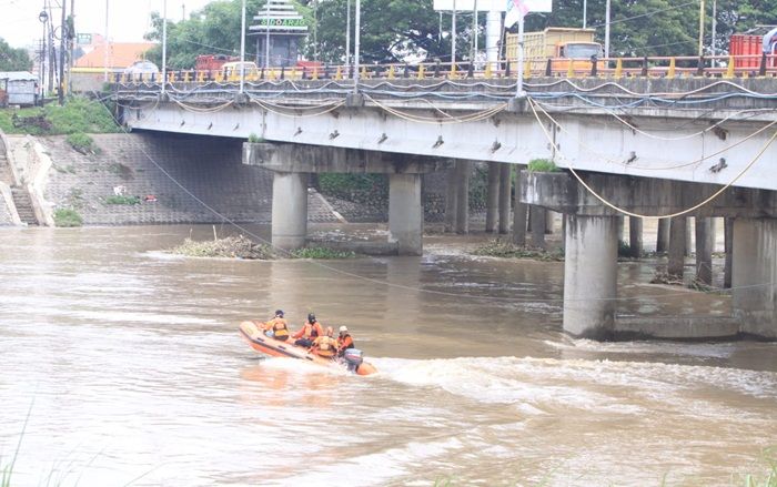 H+2 Pencarian Pria Jeburkan Diri di Sungai Porong Sidoarjo Belum Membuahkan Hasil H+2 Pencarian Pria Jeburkan Diri di Sungai Porong Sidoarjo Belum Membuahkan Hasil