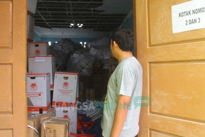 Antisipasi Musim Hujan, KPU Ngawi Packing Logisitik Pakai Plastik