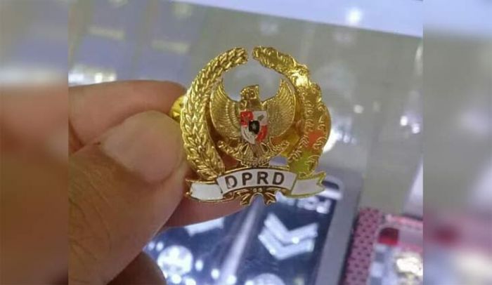 Pin Berbahan Emas Menanti para Calon Anggota DPRD Pacitan Terpilih