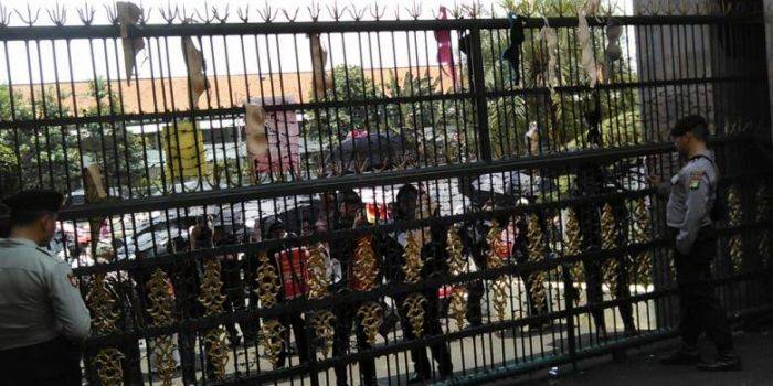 Demo Gantung Bra, Ibu-Ibu Tuntut Jokowi Dipenjara Demo Gantung Bra, Ibu-Ibu Tuntut Jokowi Dipenjara