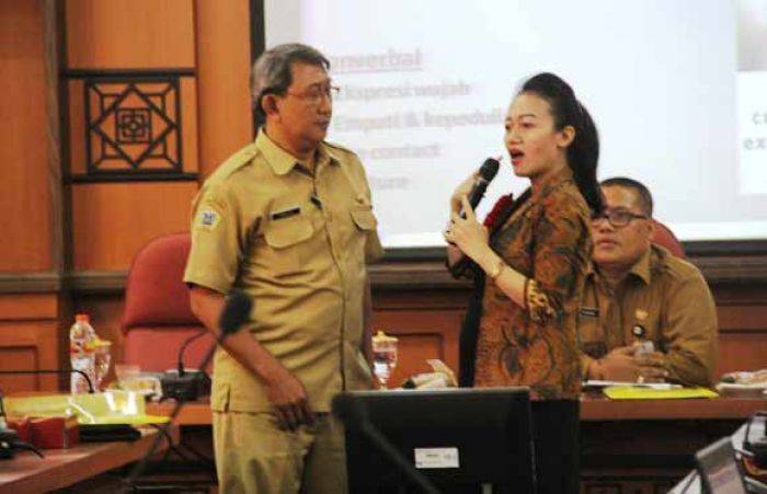 Pemkab Gresik Latih 100 Operator untuk Layani Pengaduan Masyarakat Miskin Pemkab Gresik Latih 100 Operator untuk Layani Pengaduan Masyarakat Miskin