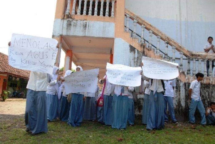 15 Orang Guru Dipecat Bersamaan, Siswa Wahid Hasyim 4 Gudo Demo 