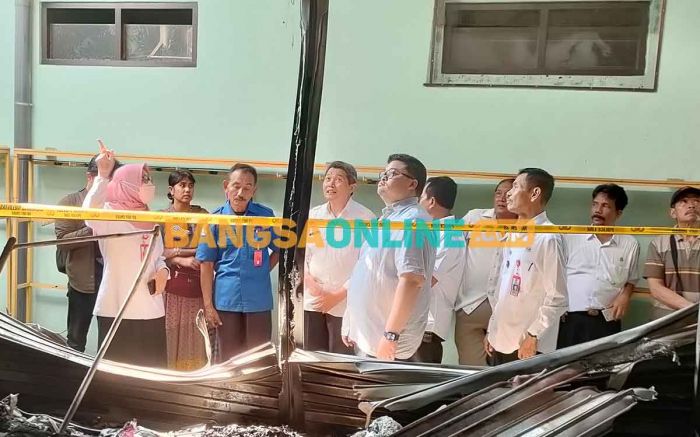 Bupati Kediri Bantu Modal Pedagang Pasar Gringging yang Kiosnya Terbakar Bupati Kediri Bantu Modal Pedagang Pasar Gringging yang Kiosnya Terbakar