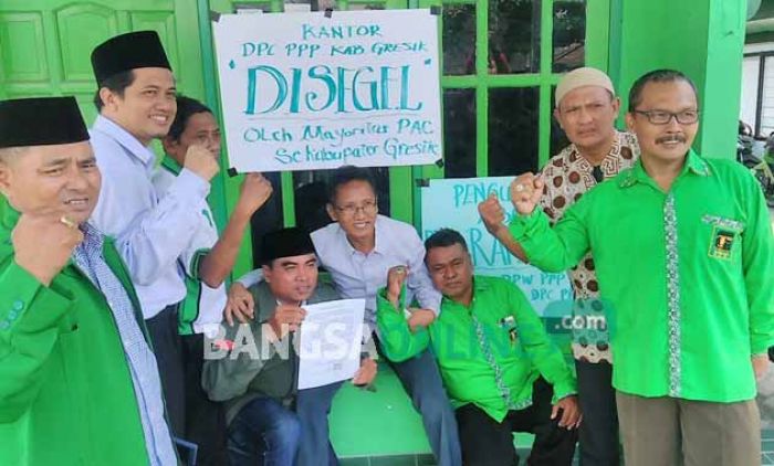10 Pengurus PAC PPP Gresik Kubu Romy Segel Kantor DPC 10 Pengurus PAC PPP Gresik Kubu Romy Segel Kantor DPC