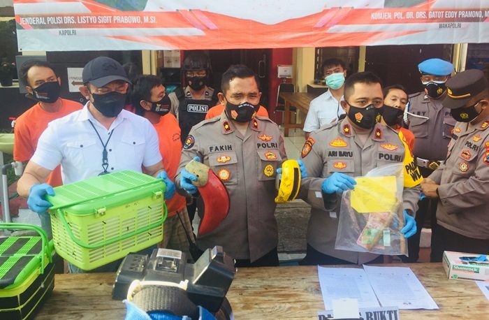 Polsek Tambaksari Surabaya Tetapkan 5 Tersangka Judi Merpati, ini Peran Masing-Masing Polsek Tambaksari Surabaya Tetapkan 5 Tersangka Judi Merpati, ini Peran Masing-Masing