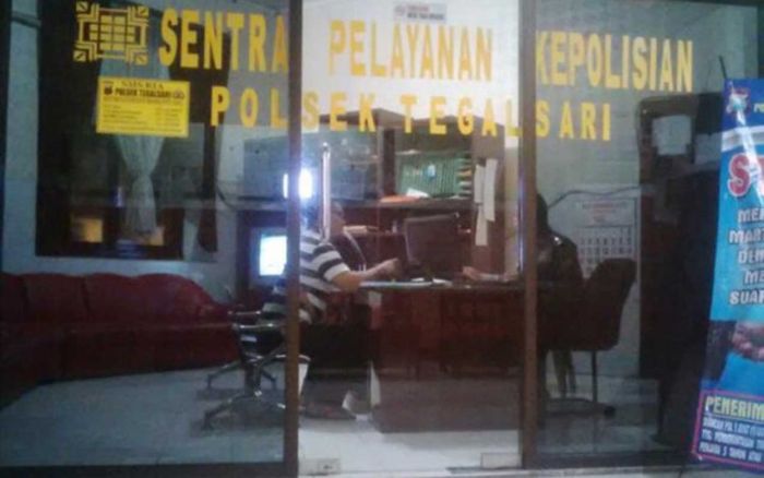 Polisi Kumpulkan Bukti Pembacokan di Fly Over Banyu Urip Surabaya Polisi Kumpulkan Bukti Pembacokan di Fly Over Banyu Urip Surabaya