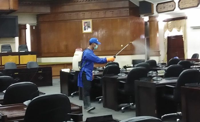 Sering Dikunjungi Banyak Tamu, Ketua DPRD Tuban Minta Gedung Dewan juga Disemprot Disinfektan Sering Dikunjungi Banyak Tamu, Ketua DPRD Tuban Minta Gedung Dewan juga Disemprot Disinfektan