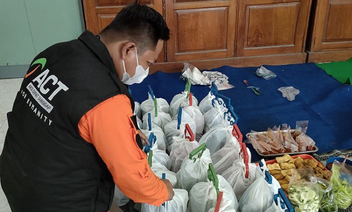 Bantu Warga Isoman, ACT Bersama Satpol PP Kota Kediri Dirikan Dapur Umum