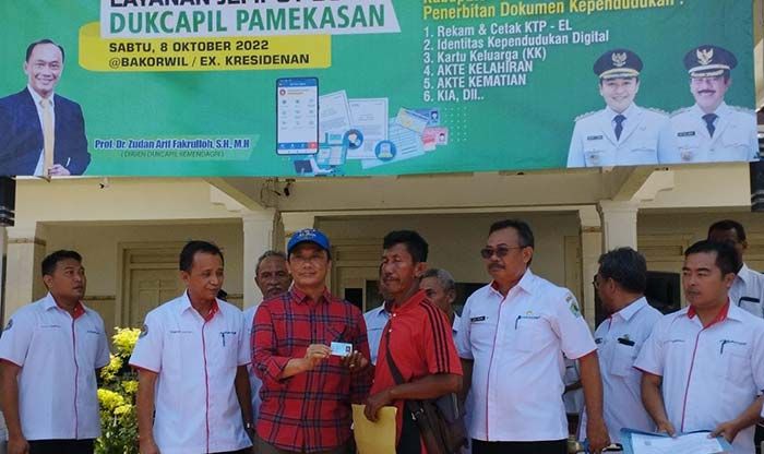 Dirjen Dukcapil Kemendagri Pantau Langsung Layanan Jemput Bola di Pamekasan Dirjen Dukcapil Kemendagri Pantau Langsung Layanan Jemput Bola di Pamekasan