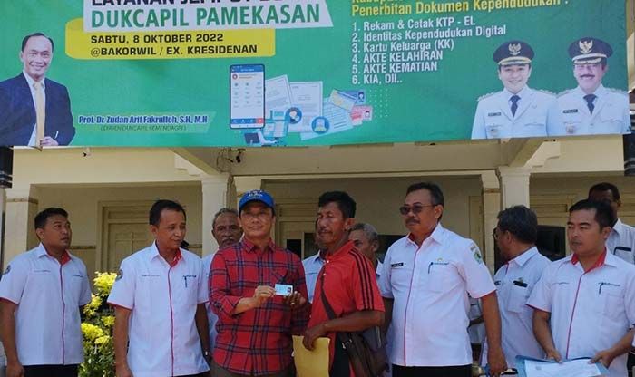 Dirjen Dukcapil Kemendagri Pantau Langsung Layanan Jemput Bola di Pamekasan