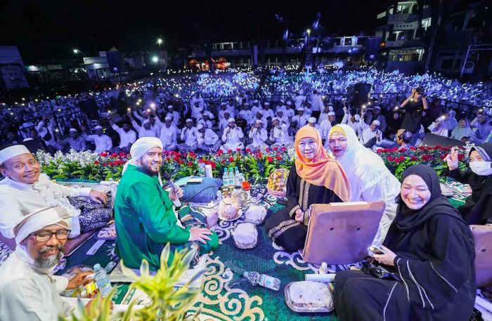 Sholawatan Bersama Habib Syekh, Khofifah Ajak Generasi Muda Tingkatkan Prestasi dan Jauhi Narkoba Sholawatan Bersama Habib Syekh, Khofifah Ajak Generasi Muda Tingkatkan Prestasi dan Jauhi Narkoba