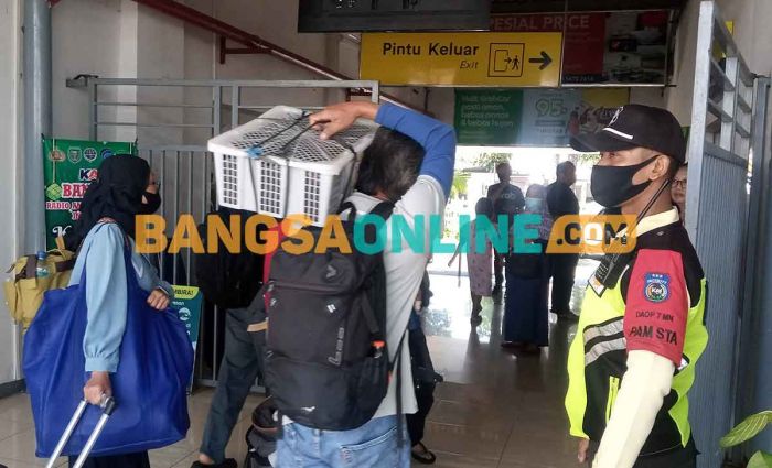 Hari Pertama Libur Lebaran, Stasiun Madiun Alami Lonjakan Penumpang Hari Pertama Libur Lebaran, Stasiun Madiun Alami Lonjakan Penumpang