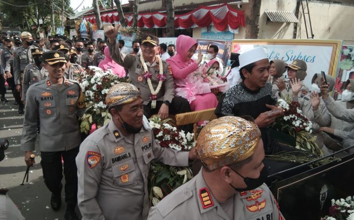 Tak Hanya Tradisi Pedang Pora, Pelepasan Kapolres Pasuruan Juga Diwarnai Kirab Andong