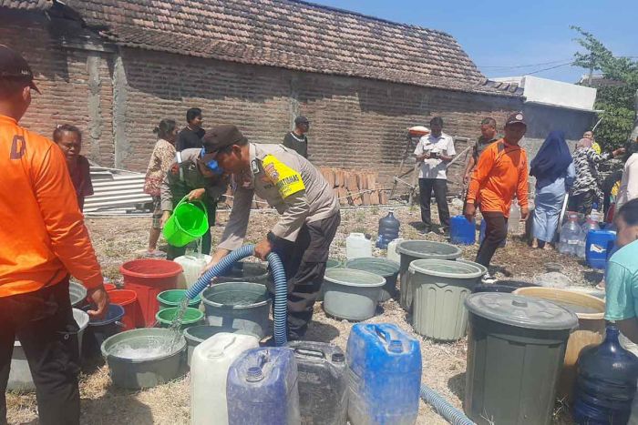 Polres Ngawi Distribusikan Air Bersih di Sejumlah Wilayah yang Alami Kekeringan Polres Ngawi Distribusikan Air Bersih di Sejumlah Wilayah yang Alami Kekeringan