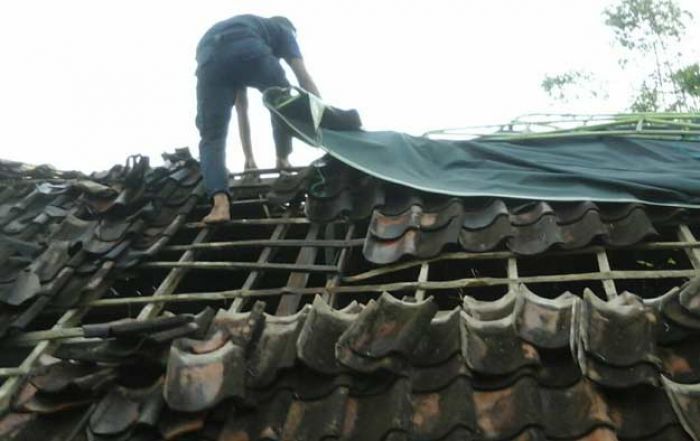 Dua Rumah di Baureno Bojonegoro Roboh Disapu Angin Kencang