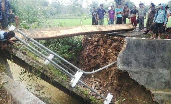 Longsor, Jembatan di Bangilan Tuban Ambruk Longsor, Jembatan di Bangilan Tuban Ambruk