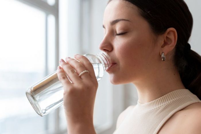 Simak Takaran Air Minum per Hari yang Tepat Berdasarkan Usia Simak Takaran Air Minum per Hari yang Tepat Berdasarkan Usia