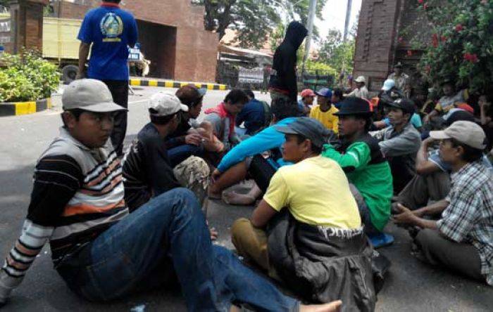 Demo, Warga Madureso Mojokerto Minta Kadesnya Dipecat Demo, Warga Madureso Mojokerto Minta Kadesnya Dipecat