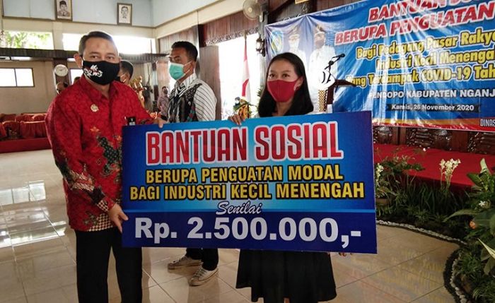 Serahkan Bantuan Modal Kepada 989 IKM, Bupati Novi: IKM Harus Berinovasi, Jangan Tunggu Bola