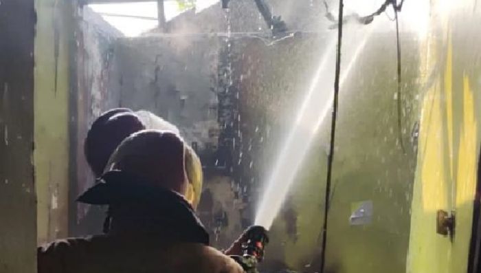Ditinggal Antar Anak Sekolah, Rumah Warga Randuagung Gresik Terbakar Ditinggal Antar Anak Sekolah, Rumah Warga Randuagung Gresik Terbakar