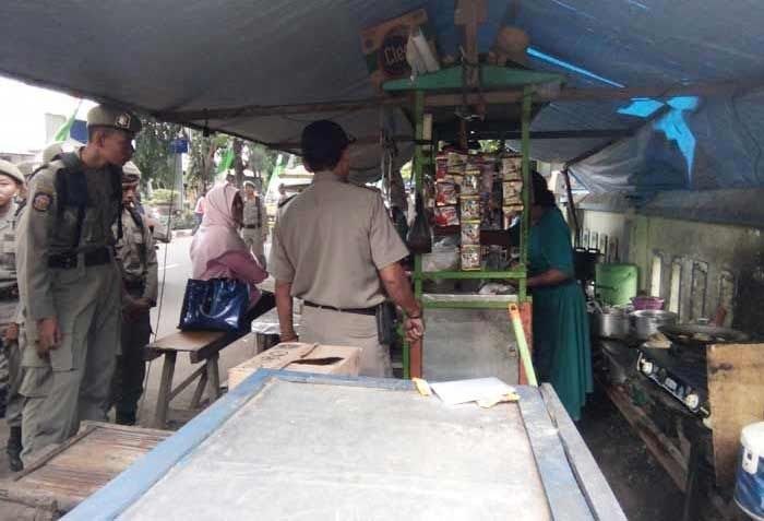 Satpol PP Lamongan Akui Kesulitan Tertibkan PKL di atas Trotoar