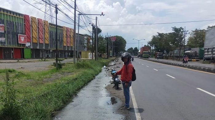 Awas! Jalan Nasional di Depan Ruko Gempol 9 Pasuruan Licin Awas! Jalan Nasional di Depan Ruko Gempol 9 Pasuruan Licin