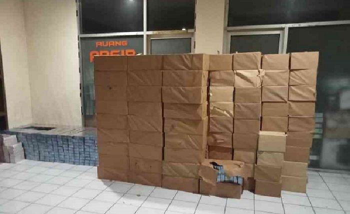 Bak Film Laga, Bea Cukai Kediri Kejar-kejaran di Tol Kertosono, Amankan Rokok Ilegal Rp 1,06 M Bak Film Laga, Bea Cukai Kediri Kejar-kejaran di Tol Kertosono, Amankan Rokok Ilegal Rp 1,06 M