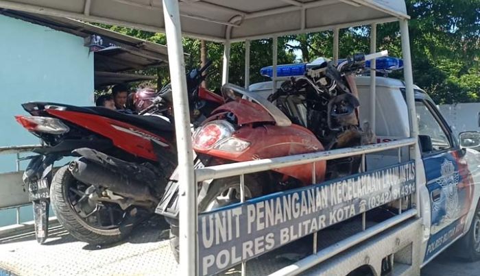 Tabrak Dua Pengendara Motor, Pengemudi Avanza Mengaku Ban Mobilnya Pecah Tabrak Dua Pengendara Motor, Pengemudi Avanza Mengaku Ban Mobilnya Pecah