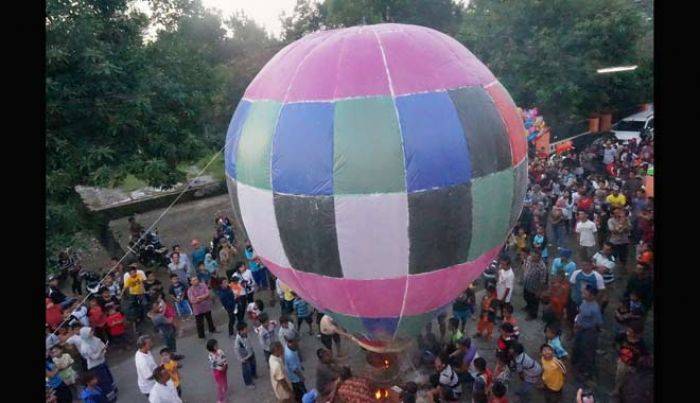 Tradisi Lebaran Ketupat di Jombang, Lepas Ratusan Balon Udara Raksasa ke Langit
