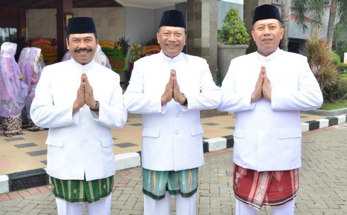 Bupati Sambari dan ASN Kenakan Pakaian Khas Gresik Bupati Sambari dan ASN Kenakan Pakaian Khas Gresik