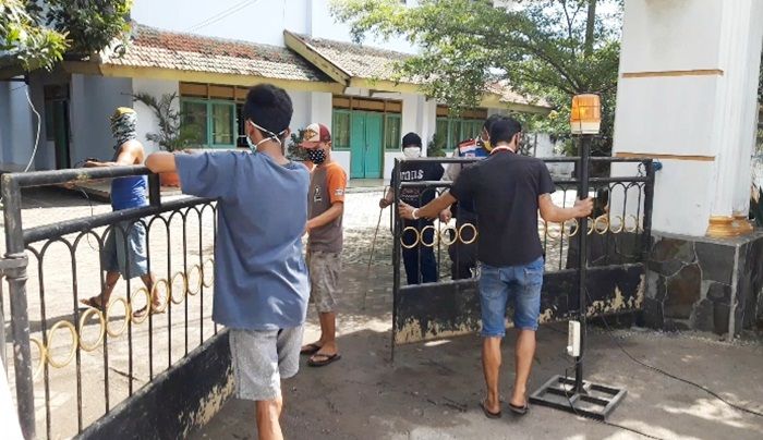 Kades Janji Kembalikan Tanah Kas Desa, Warga Ngebrak Kediri Buka Segel Pintu Gerbang Kades Janji Kembalikan Tanah Kas Desa, Warga Ngebrak Kediri Buka Segel Pintu Gerbang