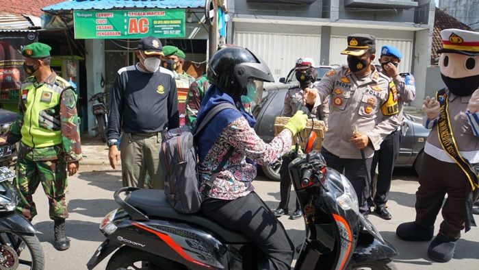 Bagi Masker Bareng Tiga Pilar di Kota Mojokerto Hadirkan Boneka Polisi Lantas Bermasker Bagi Masker Bareng Tiga Pilar di Kota Mojokerto Hadirkan Boneka Polisi Lantas Bermasker