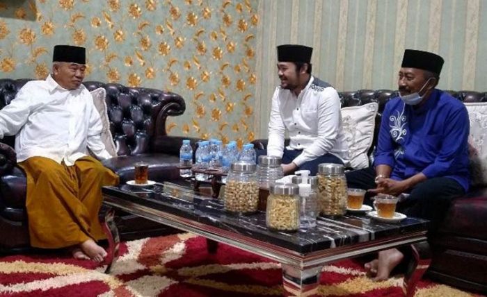 Sowan Kiai Asep, Menantu Pakde Karwo Siap Jadi Ketua DPD Demokrat Jatim Sowan Kiai Asep, Menantu Pakde Karwo Siap Jadi Ketua DPD Demokrat Jatim