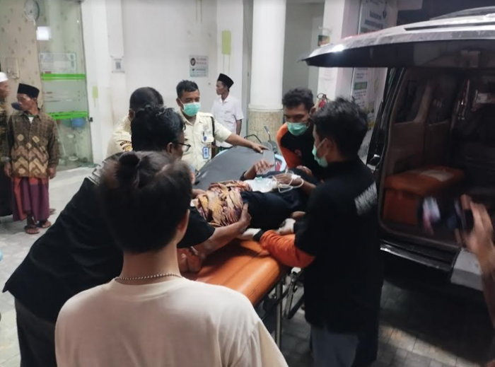 Mobil Bak Terbuka Angkut Belasan Orang Terguling di Jalan Desa Tlagah Pamekasan Mobil Bak Terbuka Angkut Belasan Orang Terguling di Jalan Desa Tlagah Pamekasan