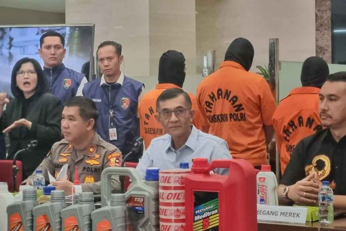 Bareskrim Polri Ungkap Peredaran Oli Palsu di Jawa Timur, Omset Capai Rp20 Miliar per Bulan Bareskrim Polri Ungkap Peredaran Oli Palsu di Jawa Timur, Omset Capai Rp20 Miliar per Bulan