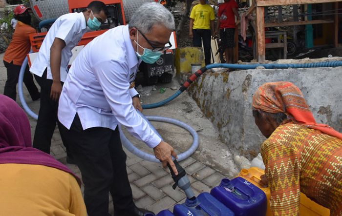 Pjs. Bupati Mojokerto Kawal Distribusi Air Bersih di Kecamatan Ngoro Pjs. Bupati Mojokerto Kawal Distribusi Air Bersih di Kecamatan Ngoro