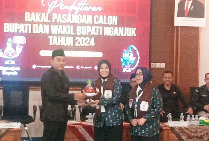 Ita Triwibawati dan Zuli Rantauwati Jadi Pendaftar Pertama di KPU Nganjuk Ita Triwibawati dan Zuli Rantauwati Jadi Pendaftar Pertama di KPU Nganjuk