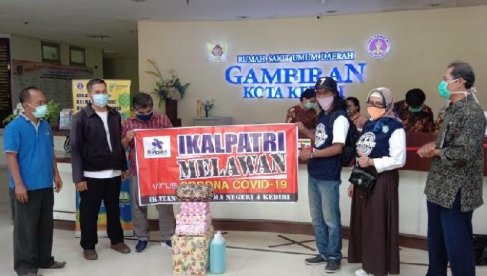 Peduli, Alumni SMA 4 Kota Kediri Salurkan Bantuan ke Beberapa Rumah Sakit Peduli, Alumni SMA 4 Kota Kediri Salurkan Bantuan ke Beberapa Rumah Sakit