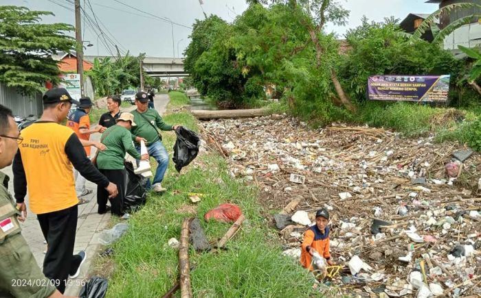 Minim Dukungan Pemkab, Bersih-Bersih Sampah di Sungai Wrati tak Maksimal Minim Dukungan Pemkab, Bersih-Bersih Sampah di Sungai Wrati tak Maksimal