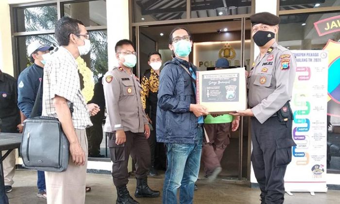 Peduli Sesama, Kapolres Batu Bagikan Sembako pada Wartawan Peduli Sesama, Kapolres Batu Bagikan Sembako pada Wartawan