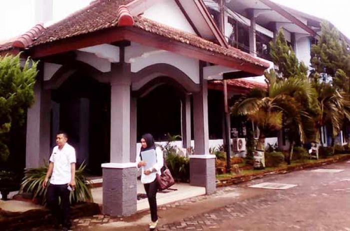 Dinas Informasi dan Komunikasi Trenggalek Bingung di Kantornya Tak Ada Meja Kursi Dinas Informasi dan Komunikasi Trenggalek Bingung di Kantornya Tak Ada Meja Kursi