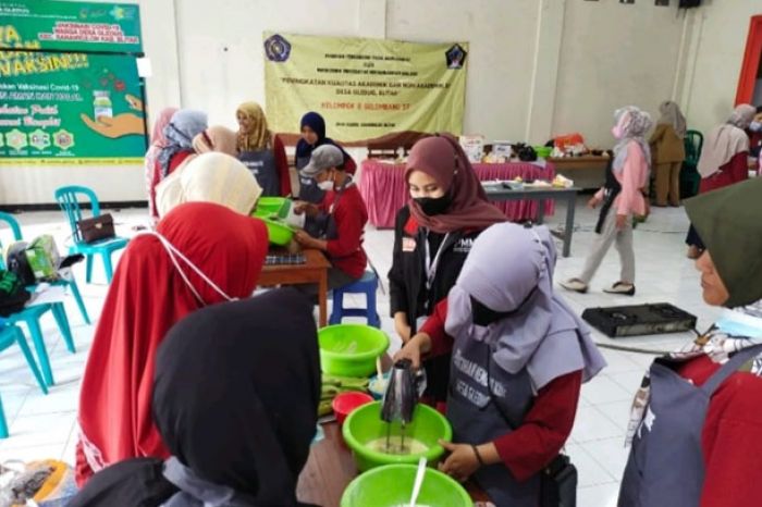 Berdayakan Warga Gledug, Tim PMM UMM Berikan Pendampingan Pembuatan Kue Berdayakan Warga Gledug, Tim PMM UMM Berikan Pendampingan Pembuatan Kue