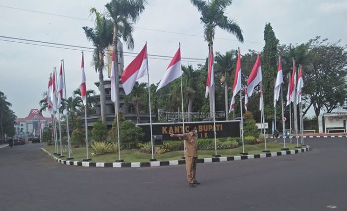 Pintu Masuk Kantor Pemkab Macet Tak Ada Petugas, Bupati Sambari Turun Tangan Atur Lalu Lintas