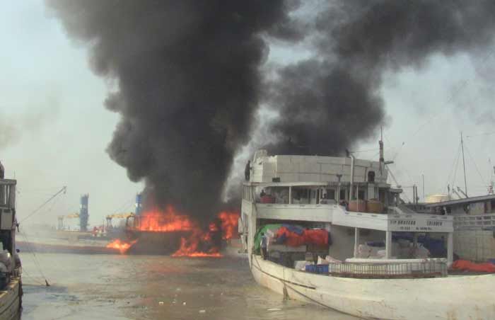 KM Bermuatan 550 Ton Pupuk Terbakar di Pelabuhan Gresik KM Bermuatan 550 Ton Pupuk Terbakar di Pelabuhan Gresik