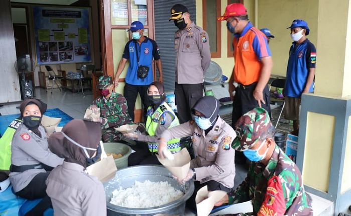 Polres, Kodim, dan Pemkab Gresik Dirikan Dapur Umum Bantu Warga Terdampak COVID-19 Polres, Kodim, dan Pemkab Gresik Dirikan Dapur Umum Bantu Warga Terdampak COVID-19