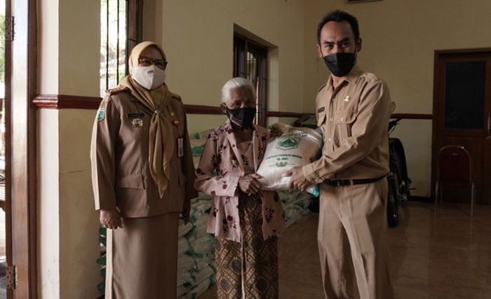 Hindari Rawan Pangan di Masa Pandemi, Pemkot Batu Bagikan Bantuan Beras